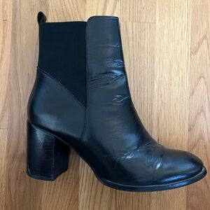 Size 9 heeled bootie black